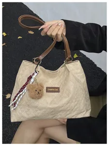 Borsa tote trapuntata con ciondolo orsetto, grande borsa a spalla in corduroy per lavoro quotidiano.