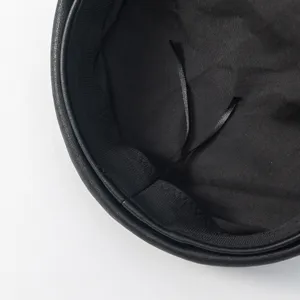 Innenfutter Detailansicht der schwarzen PU Leder Mütze mit verstellbaren Bändern