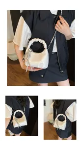 Weisse schicke geraffte Henkeltasche und Schultertasche mit Kette fuer Damen Sommer