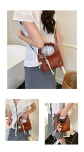 Stilisierte plissierte Handtasche mit Metallkette und Anhänger für Sommer Damen Mode.