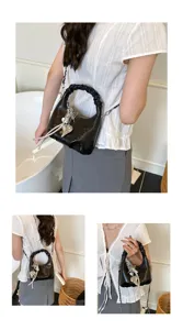 Damen Mode gekräuselte Hobo Handtasche Sommer schicke Umhängetasche mit Metallkette.