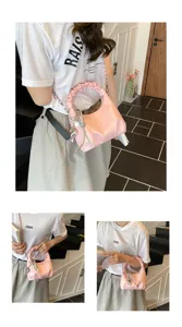 Rosa plissierte Hobo Handtasche Detail, weiches Kunstleder mit stylischer Metallkette.