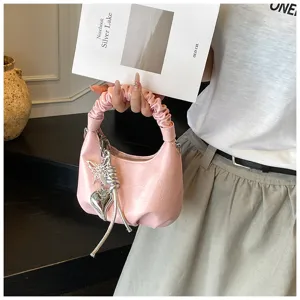 Rosa geraffte Schultertasche mit Metall Schmetterling Herz Anhänger, trendige Tasche.