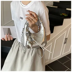 Silberne metallische Plissee Handtasche Detail, stilvolle Umhängetasche mit Kette und Anhängern.
