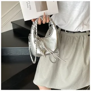 Silberne metallische Hobo-Umhängetasche mit Kettengurt und süßem Schmetterlings-Herz-Anhänger.