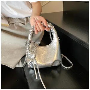 Silberne metallische geraffte Handtasche mit Kettengurt und Herzanhänger für Damen Sommer.