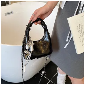 Schwarze geknitterte Handtasche für Damen, stylische Kettentasche und modische Umhängetasche.