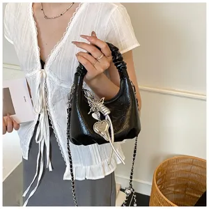 Modische koreanische Plissee Handtasche für Damen mit Kette und hübschen Metallanhängern.