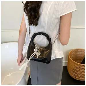 Koreanischer Stil plissierte Handtasche für Damen mit Kettengurt und Herzanhänger.