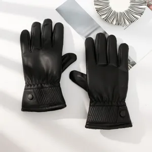 Vista dettagliata di guanti invernali in pelle PU nera con design elegante al polso e consistenza.