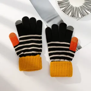 Détail de gants rayés en tricot, bouts des doigts tactiles, accessoire chaud d'hiver.