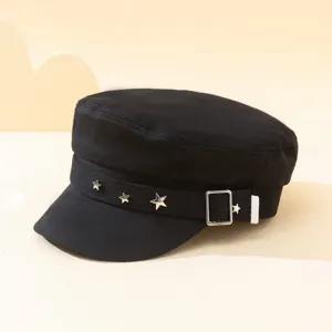 Gros plan détaillé d'une casquette gavroche noire avec des clous en étoile argentés.