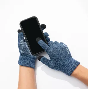 Gros plan de gants tactiles en tricot avec des points en silicone antidérapants et un tissu chaud.