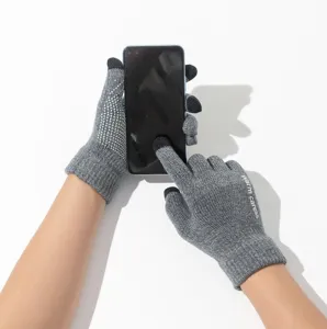 Vue détaillée de gants tactiles en tricot avec des points antidérapants pour les mains.