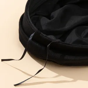 Vue détaillée de casquette gavroche plate noire avec tissu de qualité et sangle fine.