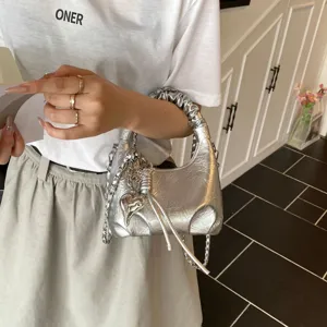 Silberne metallische geraffte Hobo Umhängetasche mit Kettengurt für Damen, modische Tasche.