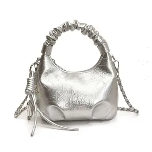 Silberne metallische Hobo-Umhängetasche mit Faltenhenkel und stylischer modischer Kette.