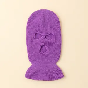Vista detallada del pasamontañas de punto morado, gorro térmico de invierno resistente.