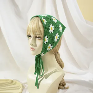 Foulard triangulaire vert au crochet motif marguerite rétro doux bandana tricoté pour femme