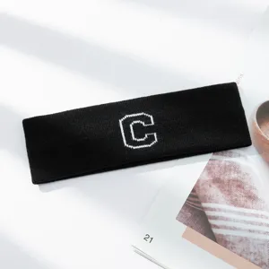 Cinta deportiva de punto negro con bordado de letras blancas para fitness y yoga.