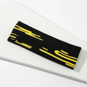 Cinta de pelo deportiva de punto negro con diseño amarillo, ideal para fitness y yoga.