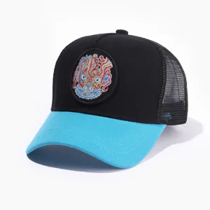 Gedetailleerd overzicht van modieuze honkbalpet met Chinese stijl mesh en unieke patch.
