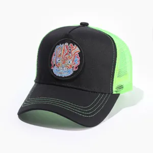 Gedetailleerd overzicht van geborduurde honkbalpet in Chinese stijl met neongroene mesh achterkant.