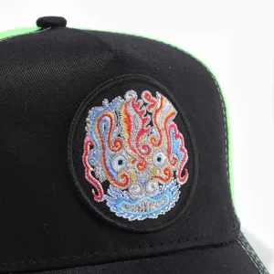 Close-up van het detail van de zwarte honkbalpet met kleurrijke geborduurde patch.