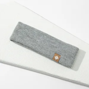 Cinta de pelo deportiva de punto gris para fitness, yoga, running y absorción del sudor.