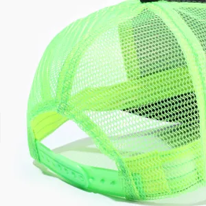 Detailopname van de neongroene mesh trucker honkbalpet met verstelbare drukknoopsluiting.