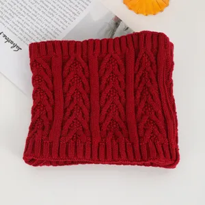 Roter gestrickter Halswärmer für den Winter, warmer und dicker Wollkragen, Freizeit.