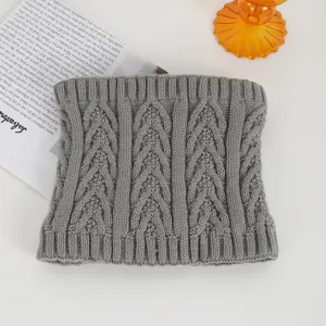 Grauer Strick Halswärmer Detailaufnahme, zeigt gemustertes Zopfstrick Design und Stoff.
