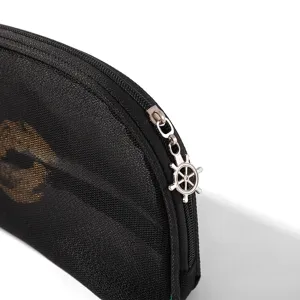 Gros plan sur les details de la trousse de maquillage noire avec impression de lèvre.