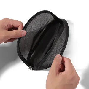 Sac de maquillage en filet noir trousse de toilette portable zippée pour organisation de voyage.