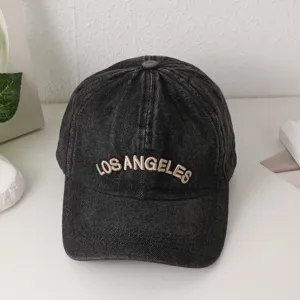 Nahaufnahme einer dunklen Jeans-Baseballkappe mit gesticktem Los Angeles Schriftzug.