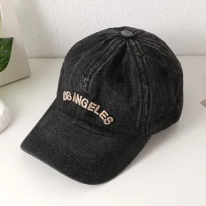 Nahaufnahme einer schwarzen Jeans-Baseballkappe mit stilvoller Los Angeles Stickerei.