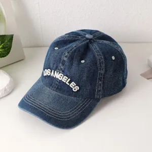Detailansicht einer stylischen dunkelblauen Jeans-Baseballcap mit schicker weißer Stickerei.