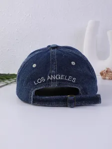 Dunkelblaue Denim-Baseballcap, Rückansicht mit LOS ANGELES Stickerei und verstellbarer Schnalle.