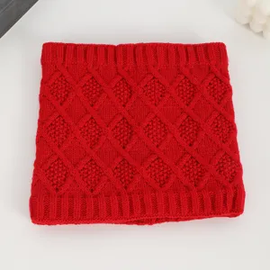Roter Strick-Halswärmer im Detail mit klassischem Rautenmuster für kuschelige Winterwärme.