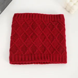 Roter dicker Strick-Halswärmer mit klassischem Rautenmuster für kalte Wintertage.