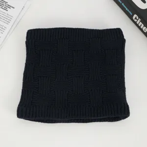 Dunkelblauer gestrickter Nackenwärmer für den Winter, warmer Thermo Schlauchschal für Outdoor.