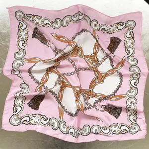 Pañuelo cuadrado de seda satinada rosa con estampado clásico de cadenas y borlas, bufanda elegante.