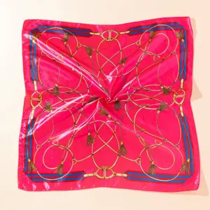Rosa quadratischer Seidenschal mit klassischem Reitsport Pferdegebiss Design elegant.