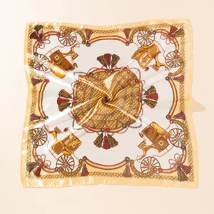 Nahaufnahme Detail des luxuriösen Kutsche Motiv Seidenschals mit eleganter Retro Textur.