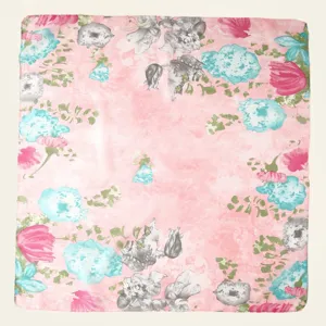 Nahaufnahme Detail des rosa gemusterten Seidenschals, weiche Textur und elegantes Blumenmuster.