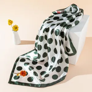 Eleganter grüner Polka-Dot-Seidenschal für Damen, ideal für Business und Alltag.