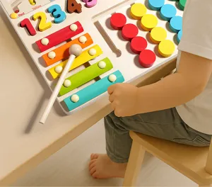 Giocattolo educativo multifunzionale in legno 4-in-1 per bambini con xilofono e numeri.