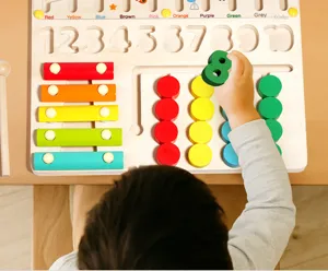Dettaglio giocattolo in legno tavola numerica multifunzione 4 in 1 che mostra bambino col labirinto.