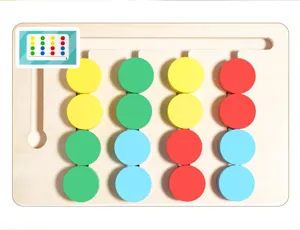 Dettaglio del tabellone di gioco in legno per smistamento colori con pezzi scorrevoli.