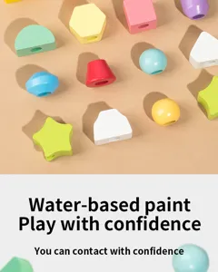 Nahaufnahme von Montessori Holzgeometrie Form Sortier-Spielzeugbausteinen in bunten Farben.